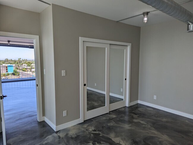 207 W Clarendon Ave Phoenix, AZ 85012 photo 4