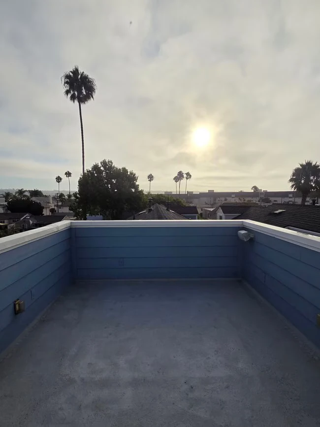4014 Honeycutt St San Diego, CA 92109 photo 2