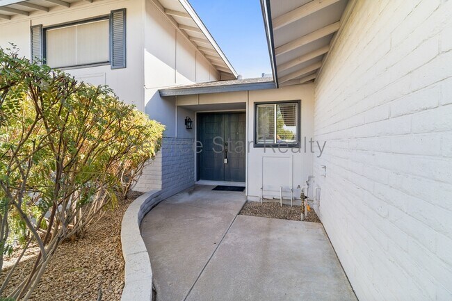 8749 E Monterey Way Scottsdale, AZ 85251 photo 2