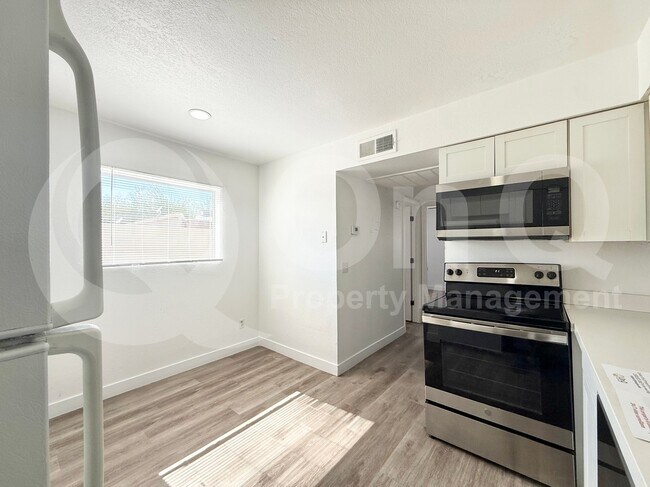 2801 E Marconi Ave photo 4