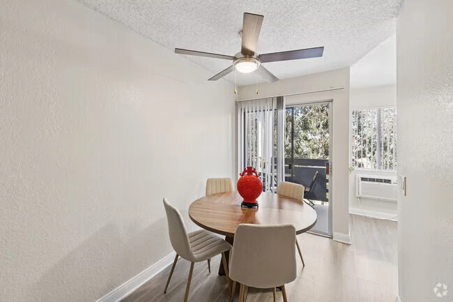 Chateau Spring Hill Apartments photo 3