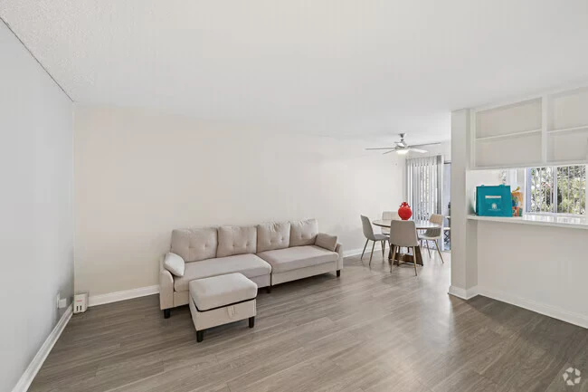 Chateau Spring Hill Apartments photo 4