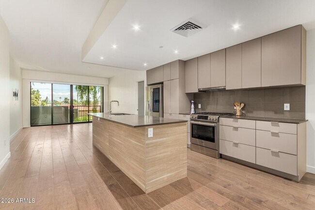 2300 E Campbell Ave Phoenix, AZ 85016