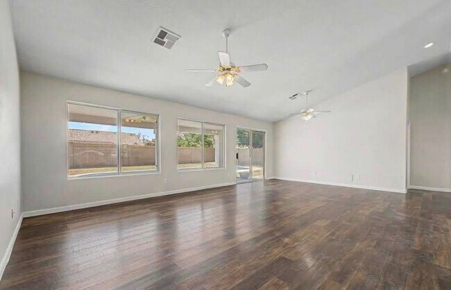 7727 W Eugie Ave Peoria, AZ 85381 photo 4