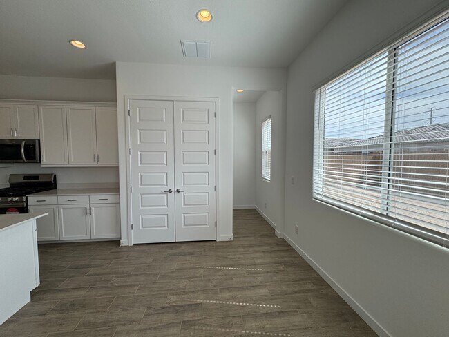 3185 W Hunter Ct Phoenix, AZ 85085 photo 4