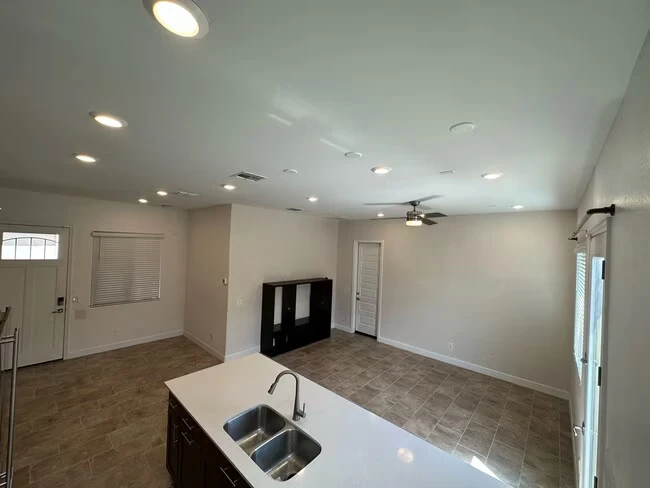 6219 S 25th Pl Phoenix, AZ 85042 photo 4