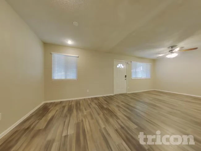 4241 N 73rd Ln Phoenix, AZ 85033 photo 4