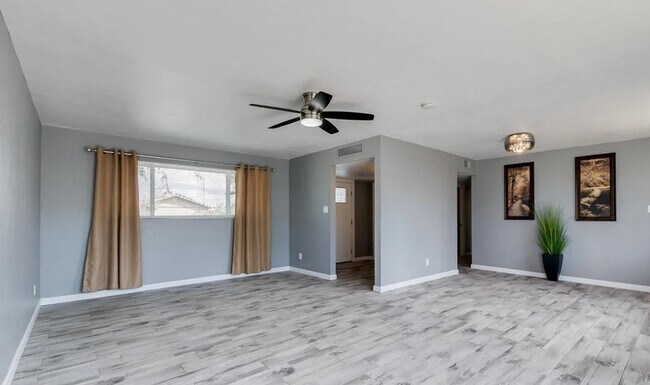 5218 N 61st Ave Glendale, AZ 85301 photo 4