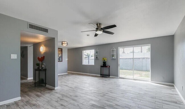 5218 N 61st Ave Glendale, AZ 85301 photo 2