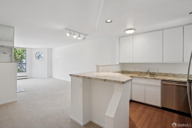 345 Church St San Francisco, CA 94114 photo 2