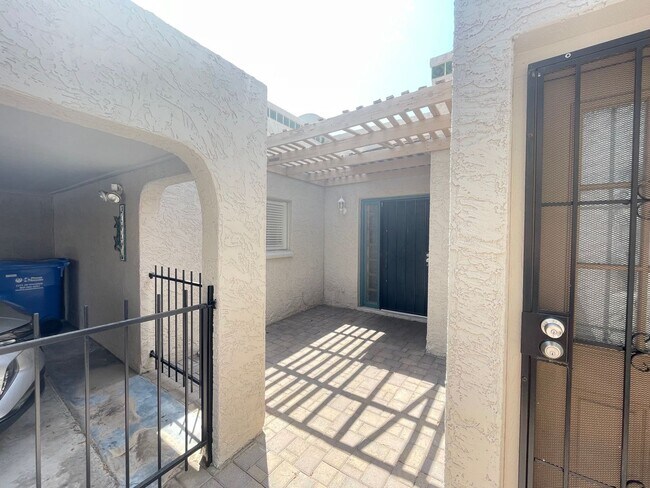 1019 E Cochise Dr Phoenix, AZ 85020 photo 2