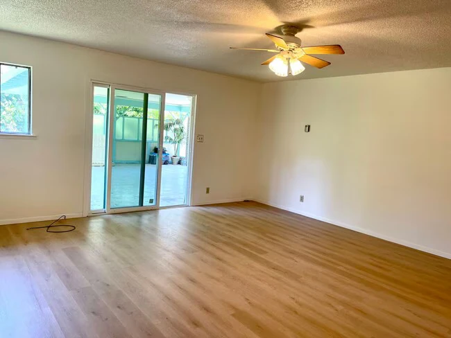 One Level 2 Bedroom Duplex In Forestville! Near Downtown! photo 3
