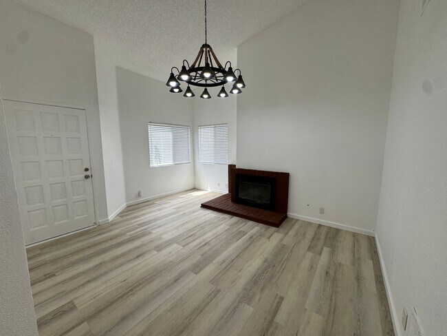1523 Woodpine Dr photo 5