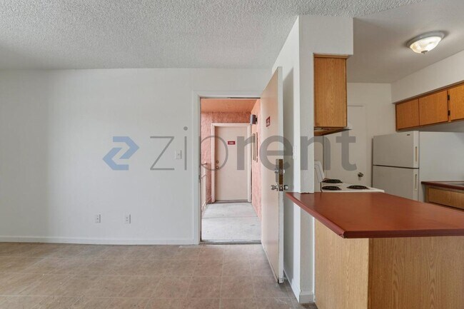 Unit 110 photo 4