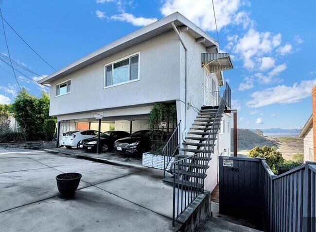 1496-1496 Highland Blvd Hayward, CA 94542