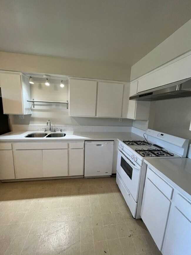 6831 Alvarado Rd San Diego, CA 92120 photo 3