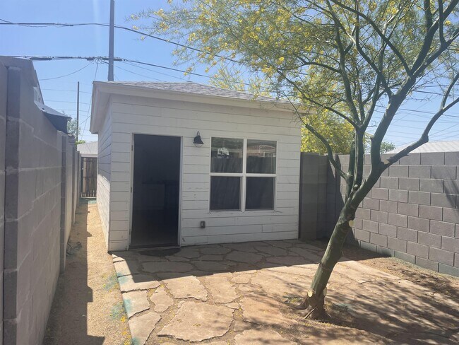 1523 E Cambridge Ave photo 2