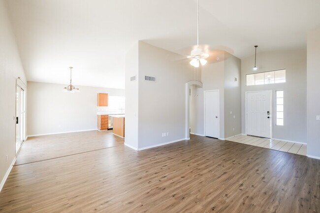 10870 W Royal Palm Rd Peoria, AZ 85345 photo 4