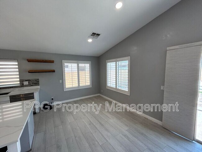 2020 S 66th Ln Phoenix, AZ 85043 photo 4