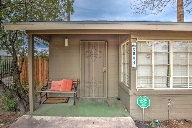 Vintage Ranch Home photo 2