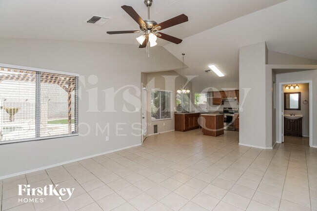 934 E Elgin St photo 3