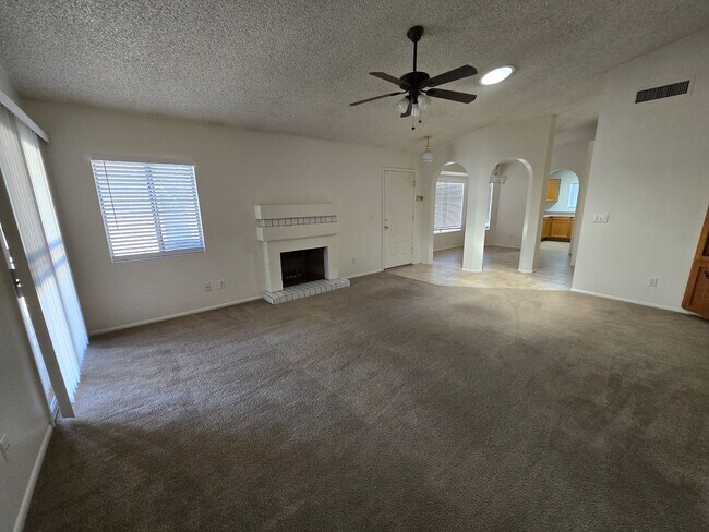 7062 W Caron Dr Peoria, AZ 85345 photo 2