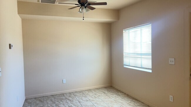 6714 N 54th Ave Glendale, AZ 85301 photo 2