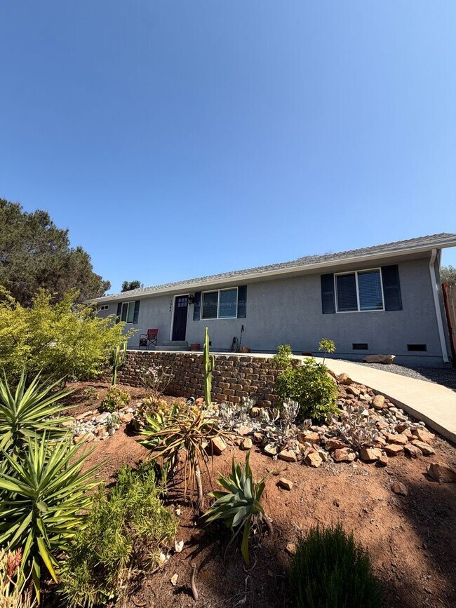 1564 York Dr Vista, CA 92084
