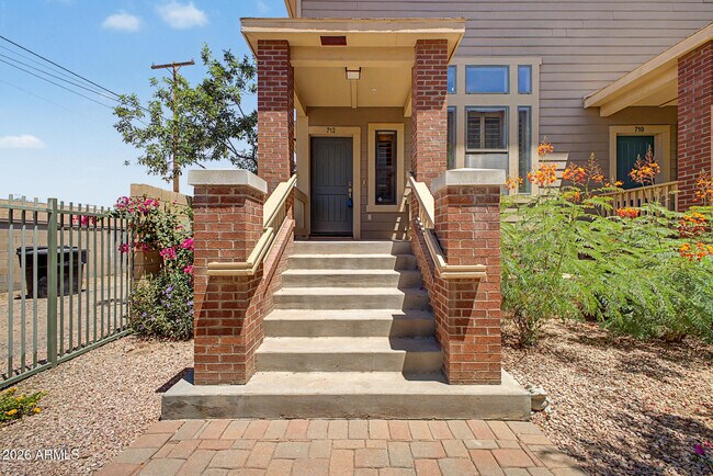 712 S Beck Ave Tempe, AZ 85281 photo 2