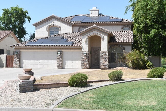 Ideal 4 Br+loft 3.5 Ba 2 Cg Home With Solar In Arrowhead Ranch Near 67th Ave And Loop 101 In Glendale