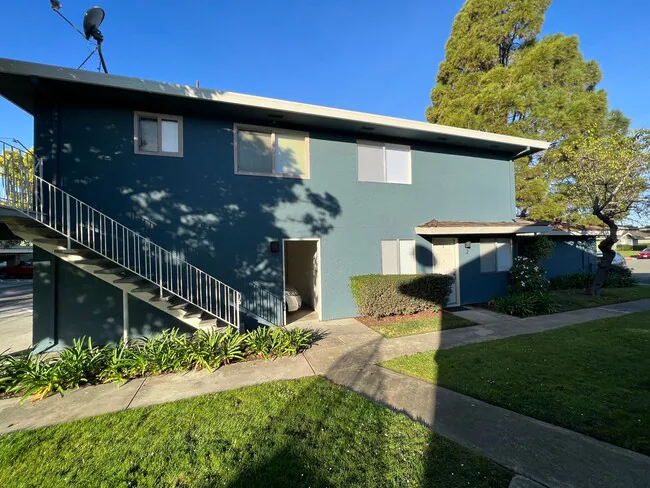 4320 Diamond St photo 4