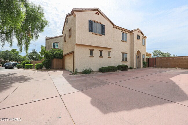 3039 W Los Gatos Dr
