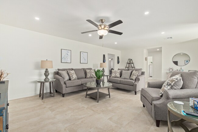 9830 W Evergreen Dr Sun City, AZ 85373 photo 4