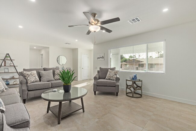 9830 W Evergreen Dr Sun City, AZ 85373 photo 3
