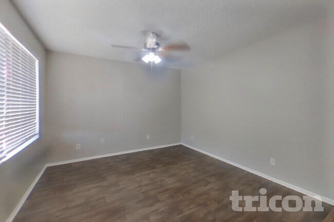 7805 W Cora Ln Phoenix, AZ 85033 photo 4
