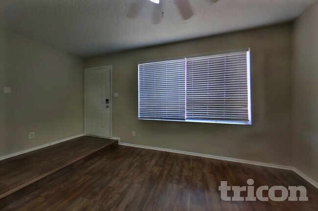 7805 W Cora Ln Phoenix, AZ 85033 photo 3
