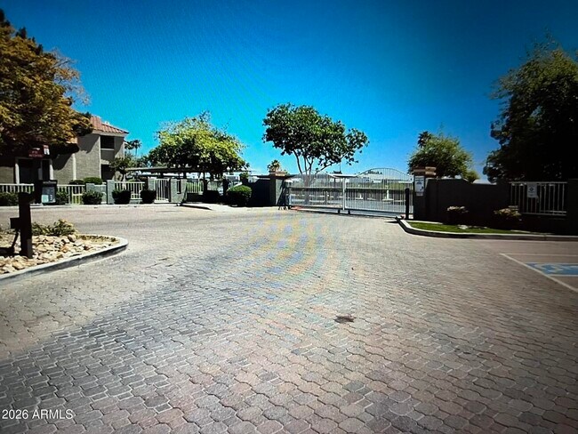 2929 W Yorkshire Dr Phoenix, AZ 85027 photo 3