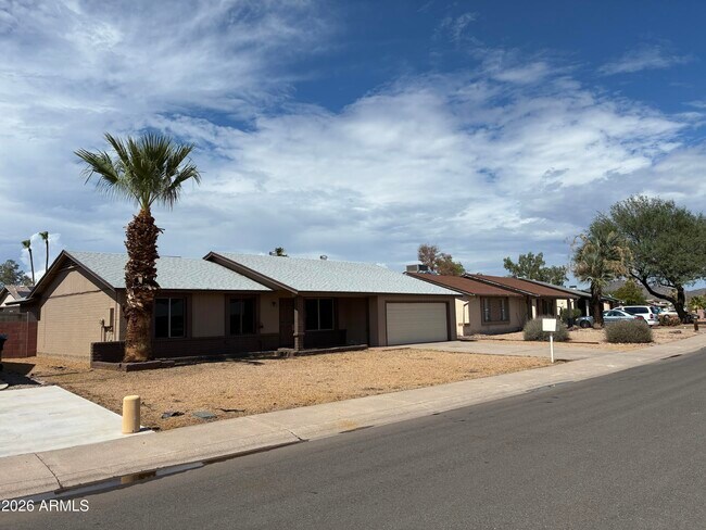 602 W Wickieup Ln Phoenix, AZ 85027 photo 3