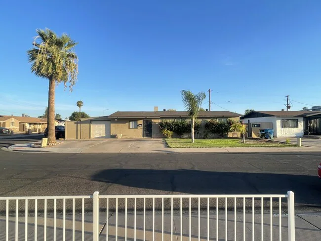 7915 W Pinchot Ave Phoenix, AZ 85033 photo 2