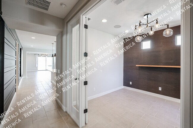 8817 W Luke Ave Glendale, AZ 85305 photo 4