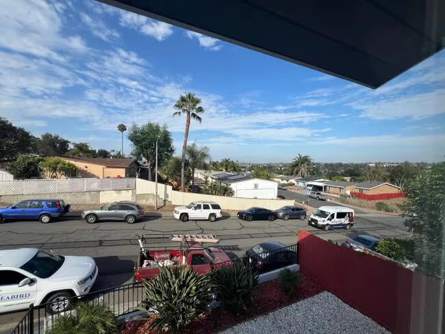 528 Raintree Dr Vista, CA 92084 photo 3