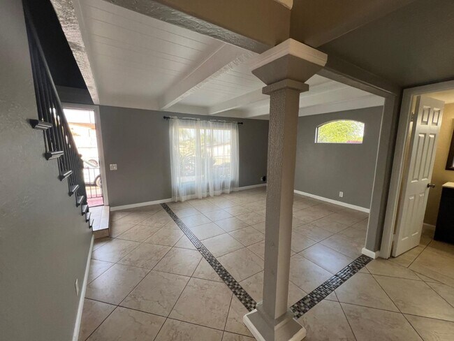 528 Raintree Dr Vista, CA 92084 photo 4