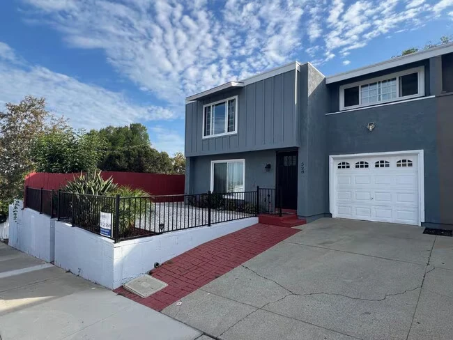 528 Raintree Dr Vista, CA 92084