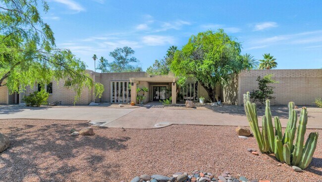 4615 E Palomino Rd Phoenix, AZ 85018 photo 3