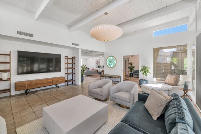 4615 E Palomino Rd Phoenix, AZ 85018 photo 2