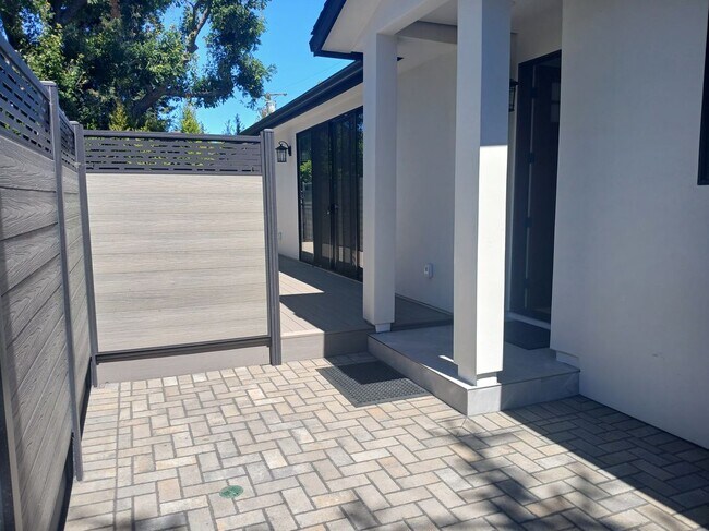 523 Lancaster Way Redwood City, CA 94062 photo 2