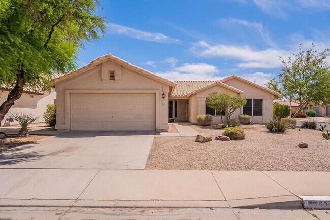 North West Chandler Home with a Pool photo 2