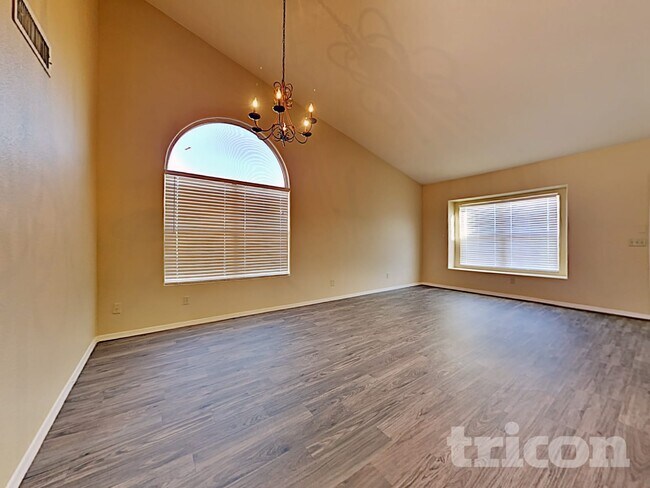 8841 W Maryland Ave Glendale, AZ 85305 photo 2