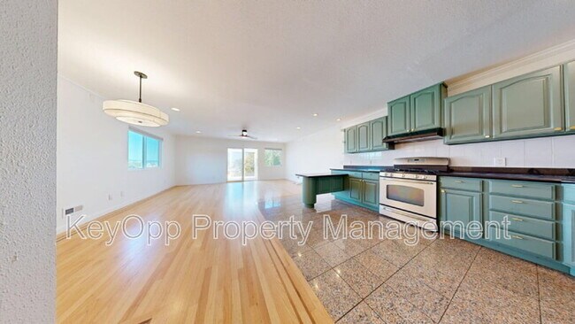 651 University St photo 5