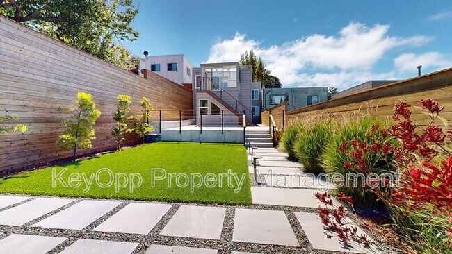 651 University St photo 2